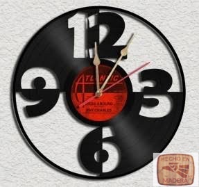Reloj Numeros mitad blanco y mitad negro. 0941